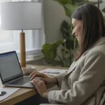 Mujer planificando sus aportaciones voluntarias en una computadora. (KS)