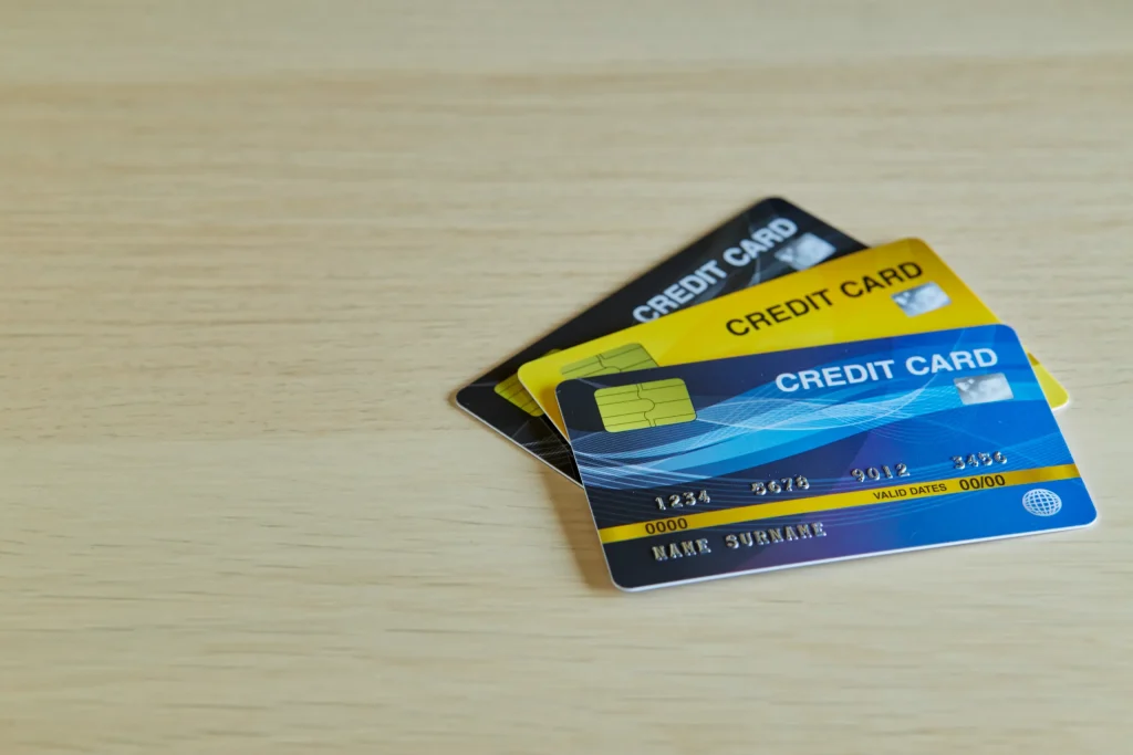 Varias tarjetas de crédito y facturas enredadas que representan la necesidad de un plan para pagar deudas.