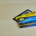 Varias tarjetas de crédito y facturas enredadas que representan la necesidad de un plan para pagar deudas.